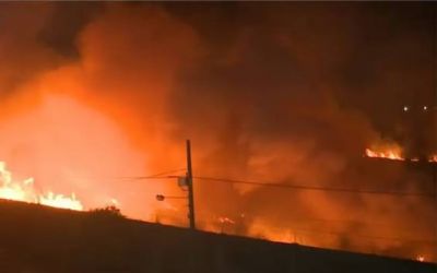 Incêndio de grandes proporções atinge terreno de fábrica no Geisel